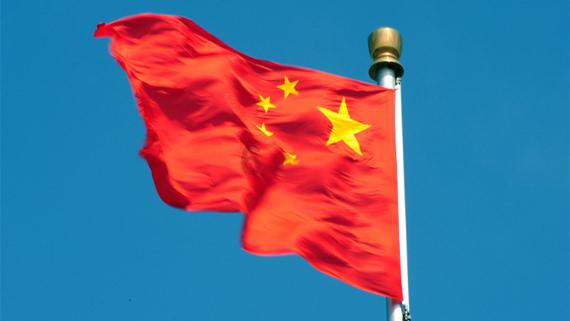 青岛一企业家向高校捐4.5万双运动鞋，每双售价上千元